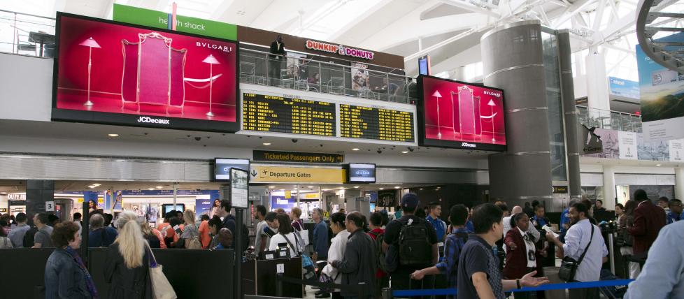 Bisa terlihat jelas dari jarak yang jauh