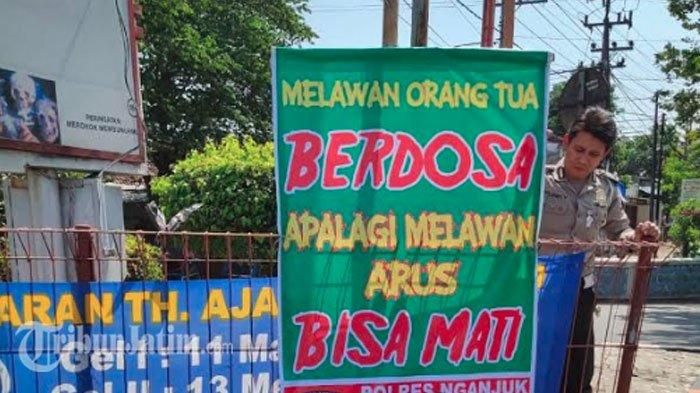 Baliho pelayananan masyarakan yang baik dan unik